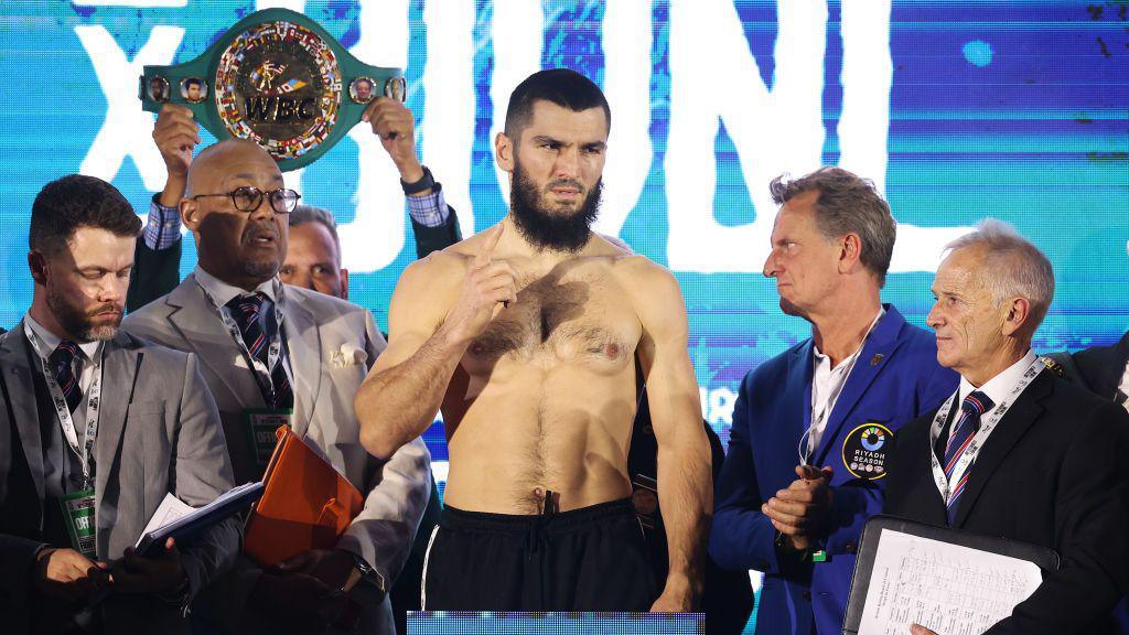 Artur Betervbiev holds up his finger