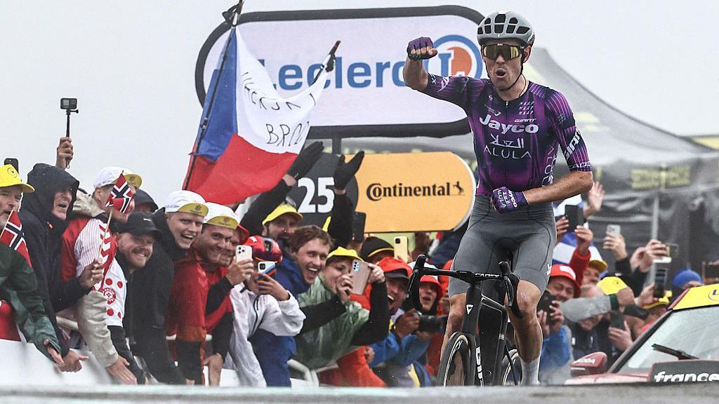 Ben O'Connor celebrates victory on stage 18