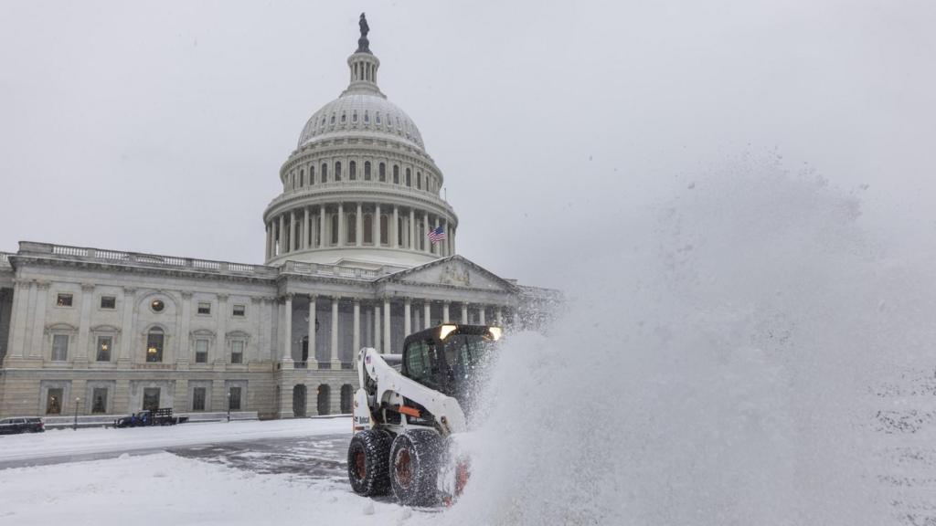Winter US storm: Heavy snow and travel disruption hits US with at least six  people dead - BBC News