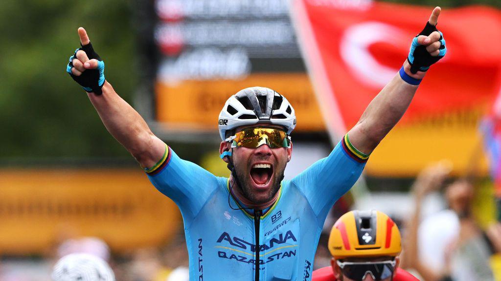 mark cavendish celebrating his victory in the tour de france