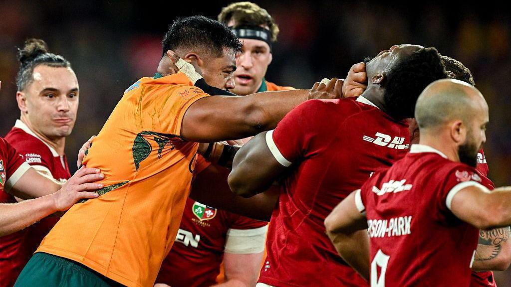 Will Skelton pushing Maro Itoje