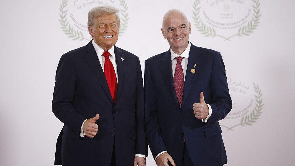 Donald Trump and Gianni Infantino both holding their thumbs up