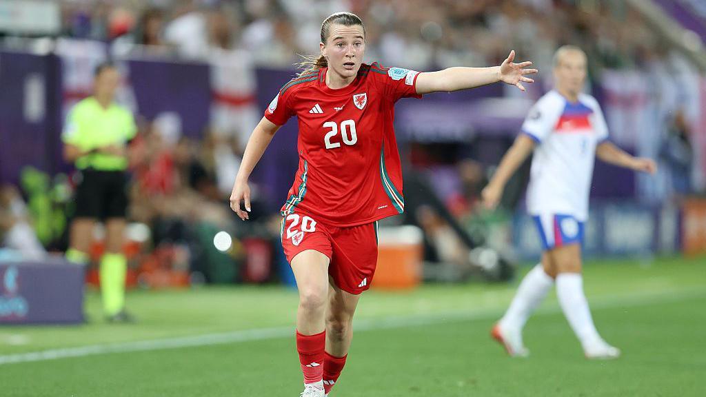 Carrie Jones yn chwarae'n erbyn Lloegr yn St Gallen yn ystod Euro 2025