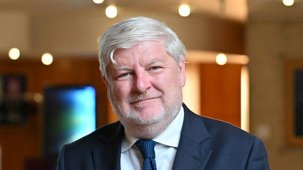 Rùnaire a' Chultair, Aonghas Robasdan