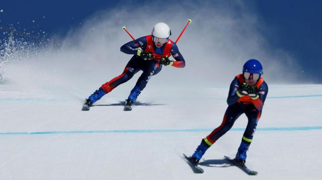 Neil Simpson lyžuje po boku svého bratra Andrewa