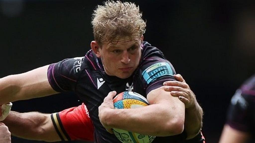 Jac Morgan attacks for Ospreys