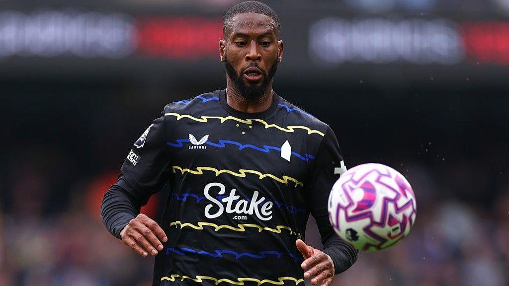 Beto playing for Everton