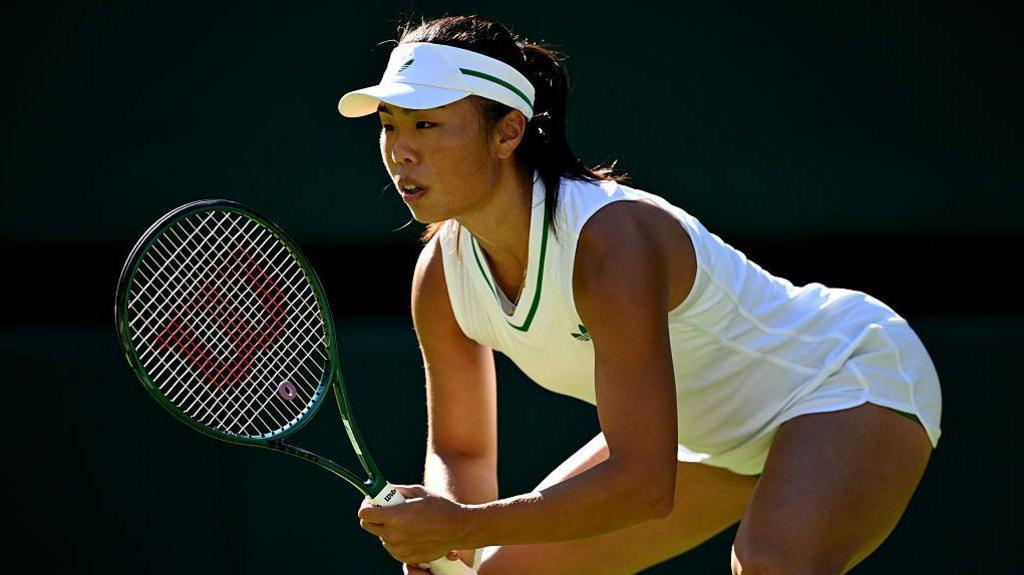 Mimi Xu yn chwarae'n Wimbledon yn 2025