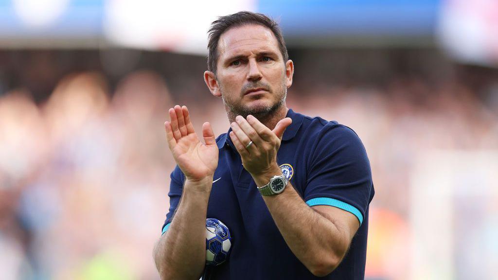 Frank Lampard applauds Chelsea fans