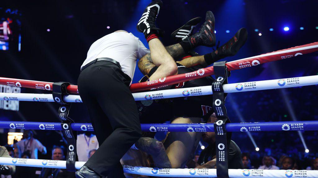 Ben Whittaker and Liam Cameron go over the ropes 