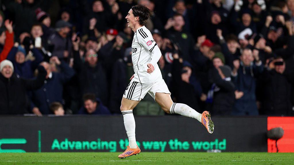 Harry Wilson celebra su victoria