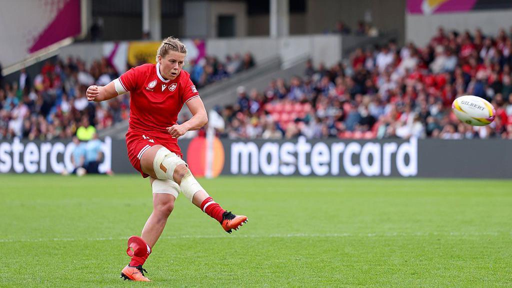 Sophie de Goede kicking a conversion.