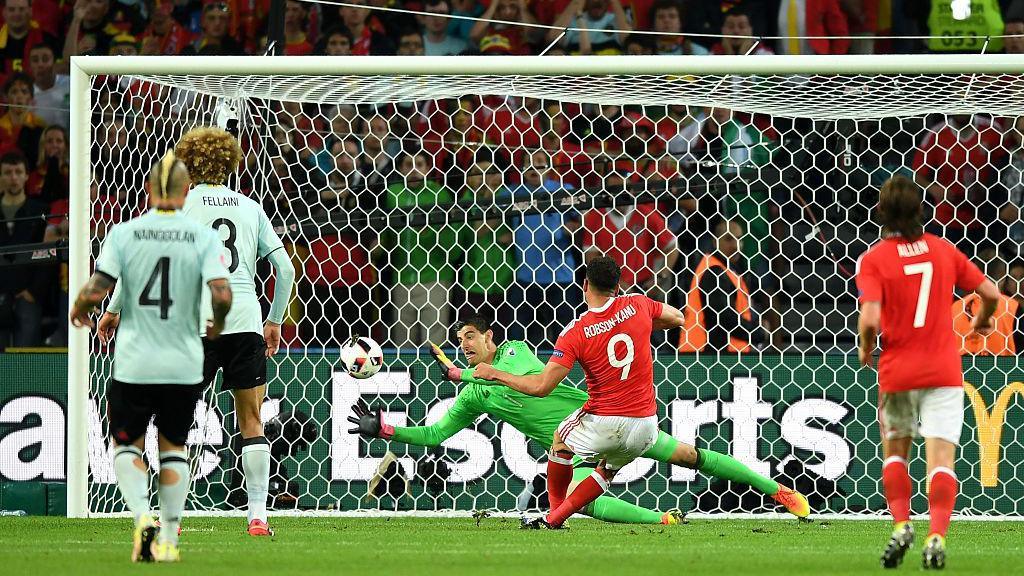 Robson Kanu yn sgorio ail gôl Cymru yn erbyn Gwlad Belg
