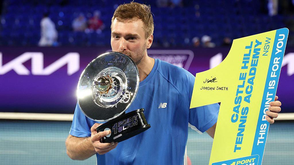 Jordan Smith celebrates with his trophy after winning the Million Dollar One Point Slam
