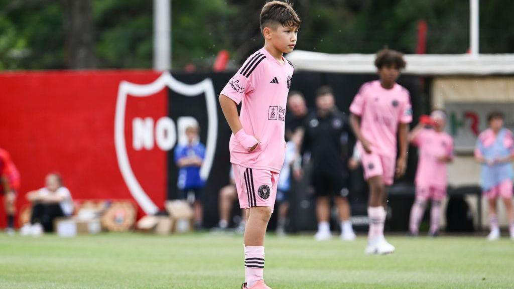 Benjamin Suarez wearing a pink Inter Miami kit