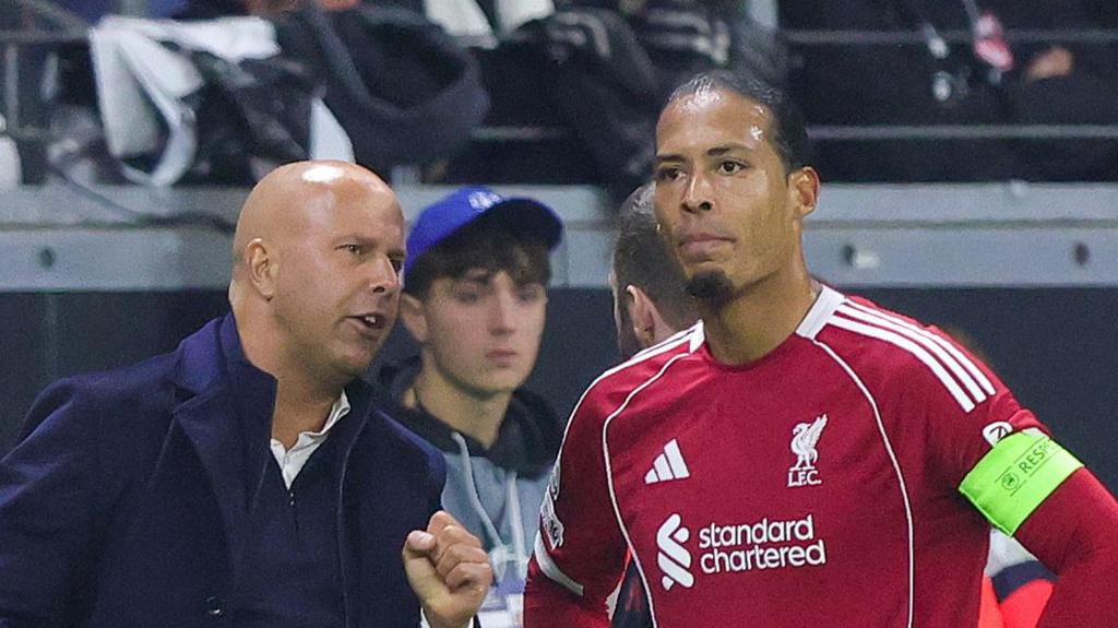 Arne Slot talks to Virgil van Djik