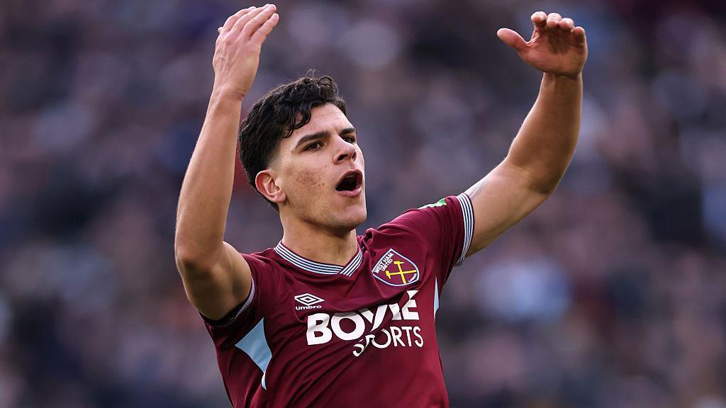 Mateus Fernandes with his arms in the air during a West Ham match