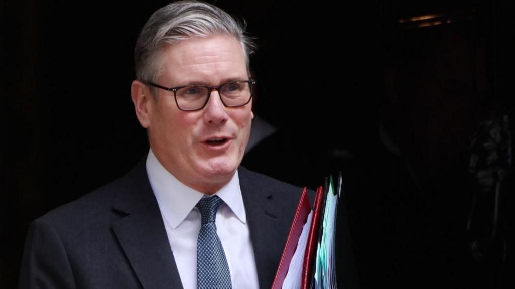 Primer Ministro mantiene bajo revisión alza de impuesto a combustibles por situación con Irán