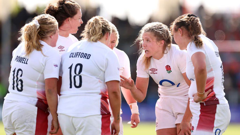 Zoe Aldcroft talking in a huddle during the 2024 Six Nations 