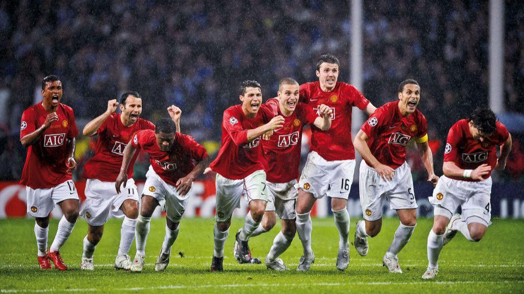 Man United players celebrating after winning the penalty shootout against Chelsea