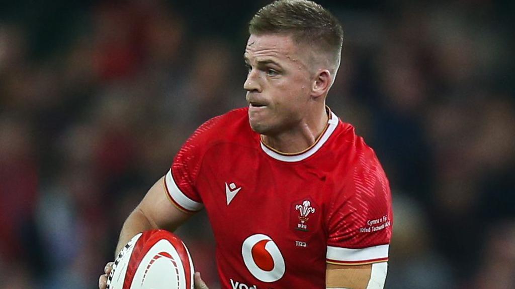 Gareth Anscombe attacks for Wales