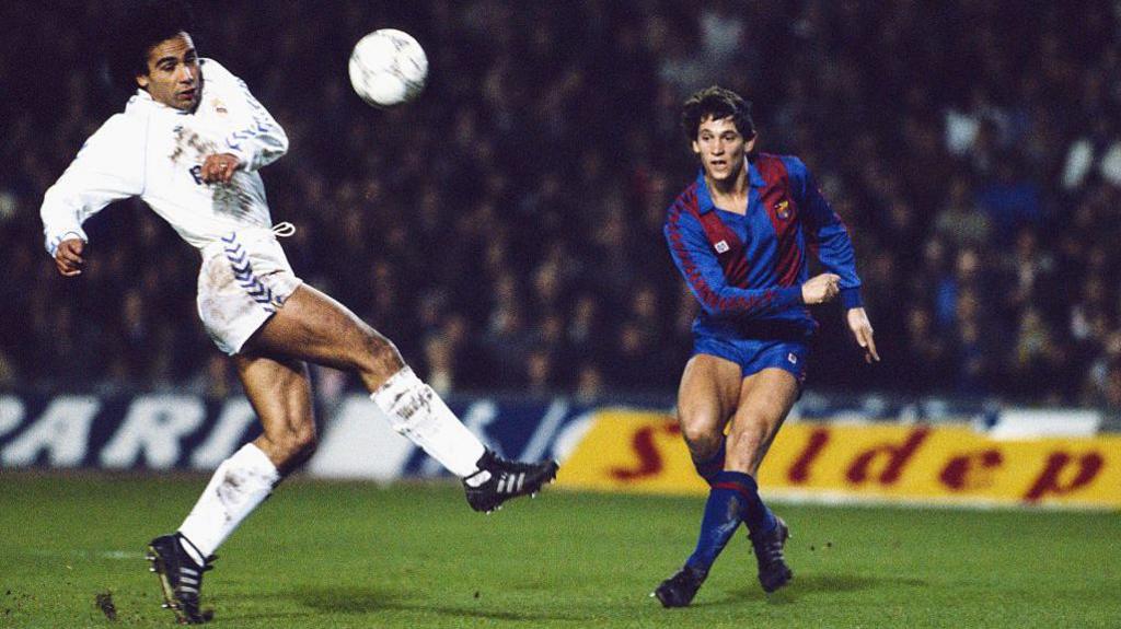 Gary Lineker shoots for Barcelona