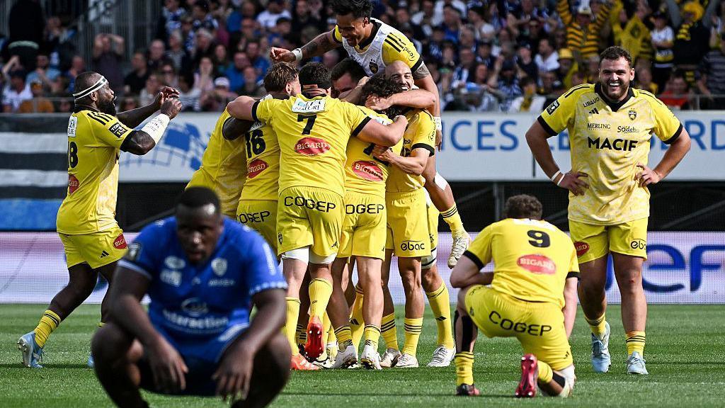 Vannes' players slump to the floor after La Rochelle's late drop goal