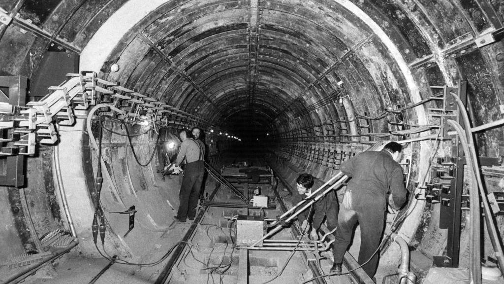 Drilling a new soundproofing ledge on the Jubilee line at Green Park on 2 May 1977