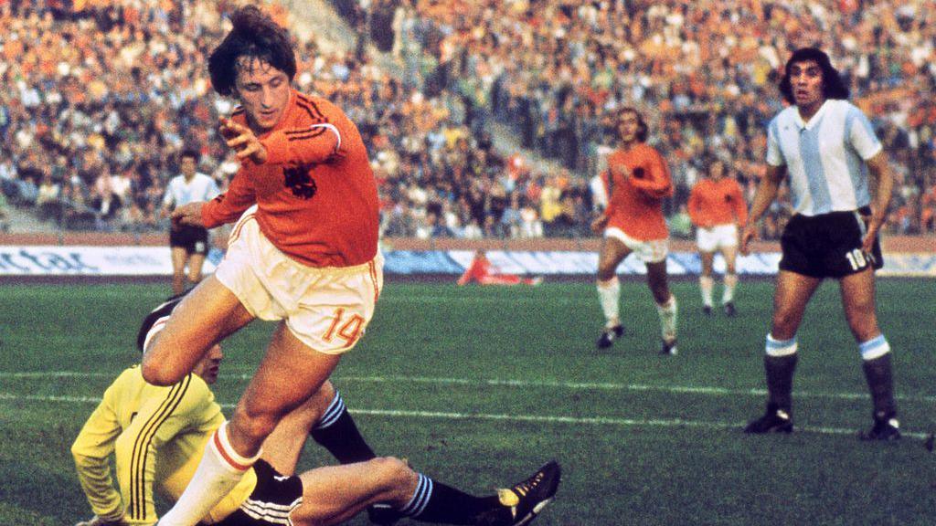 Dutch midfielder Johann Cruyff dribbles past Argentinian goalkeeper Daniel Carnevali 