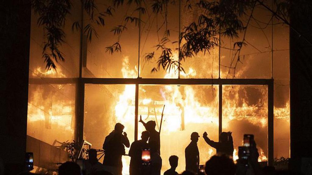 «Я больше не могу дышать»: Рассказ изнутри о ночи, когда толпа подожгла газету