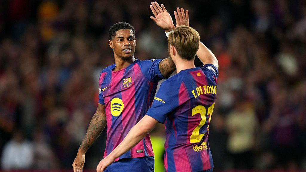 Marcus Rashford celebrates with Frenkie de Jong