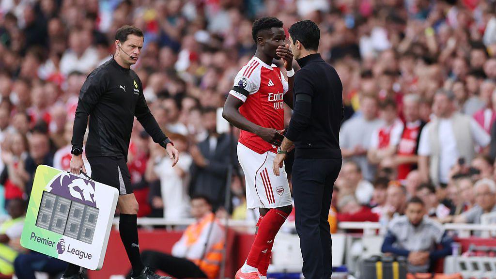 Mikel Arteta embraces Bukayo Saka as he leaves the pitch because of injury