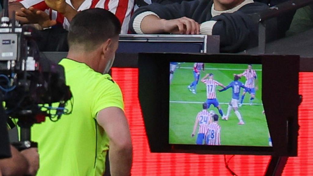 Referee Danny Makkelie checks the VAR screen