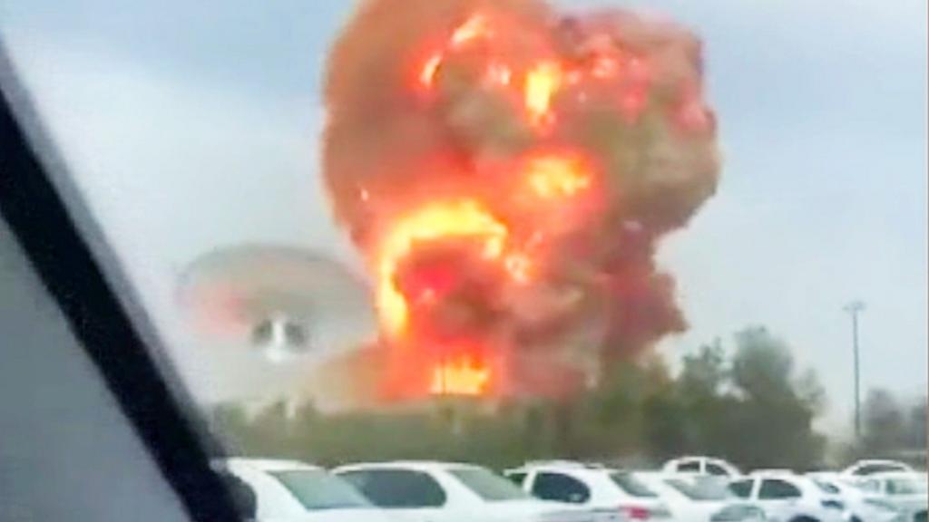 Fahrer hält dramatischen Moment fest, als massive Explosion iranischen Hafen erschüttert