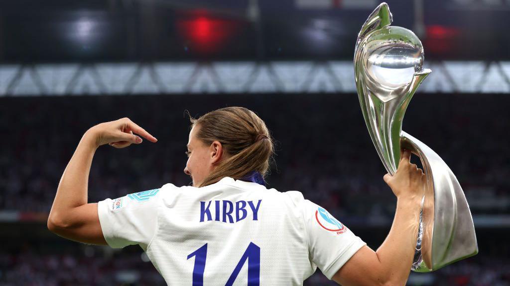 Fran Kirby holding the Euro 2022 trophy.