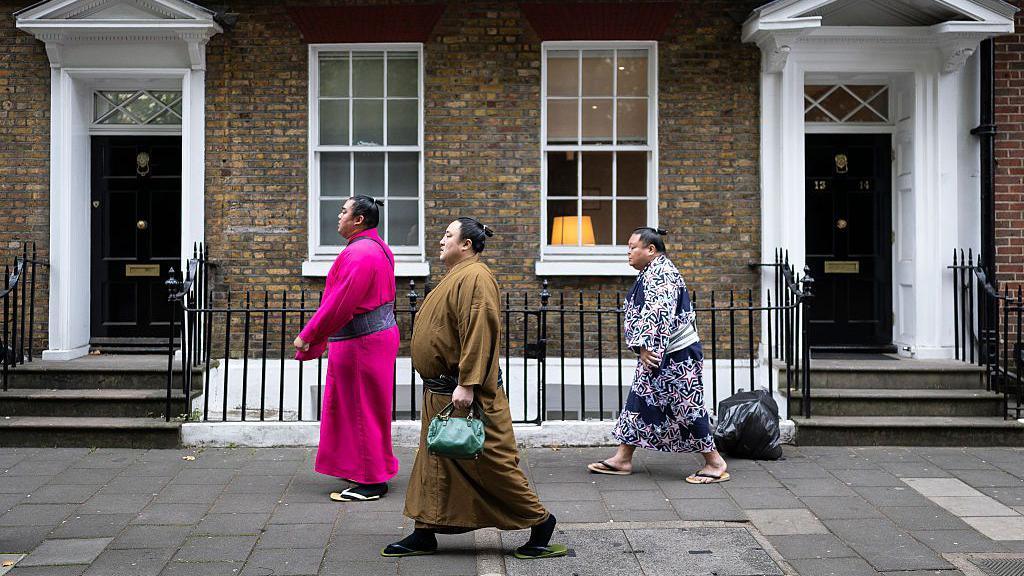 Shonannoumi Momotaro, Sadanoumi Takashi and Dairaido Taro walk around central London