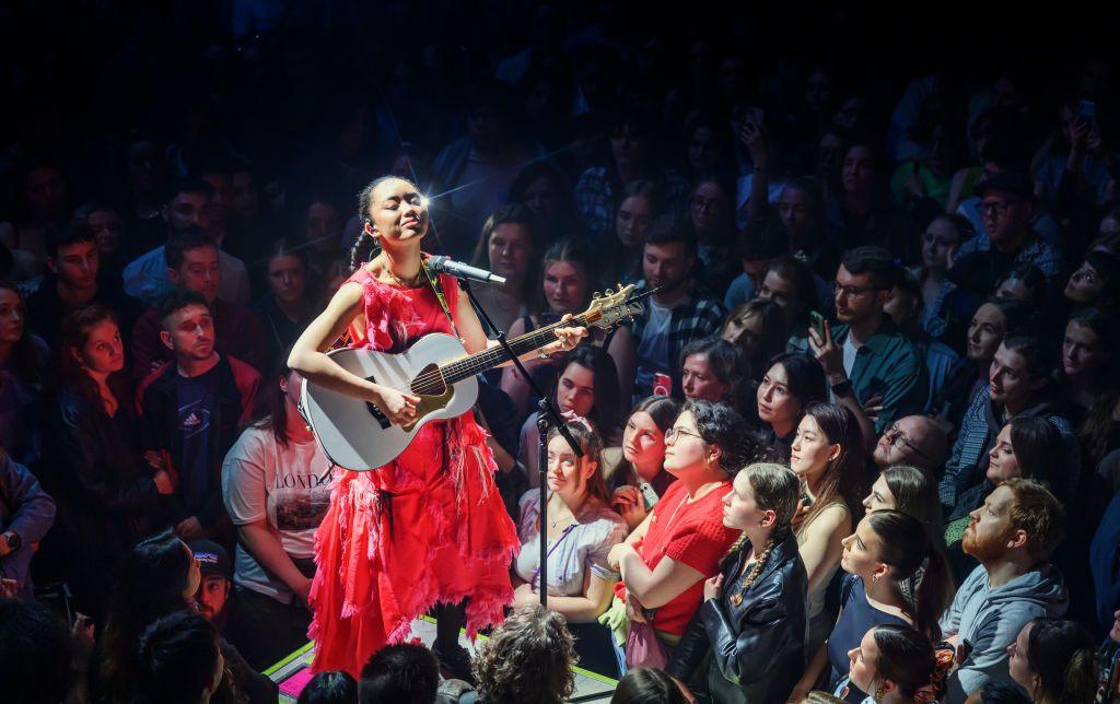 Griff plays in Birmingham, surrounded by fans