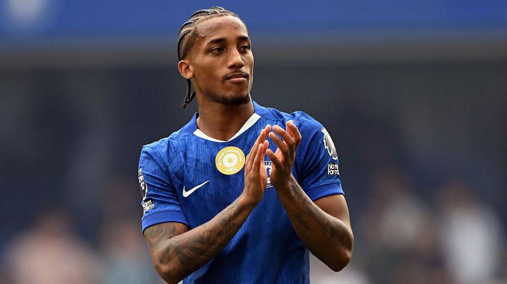 Joao Pedro clapping