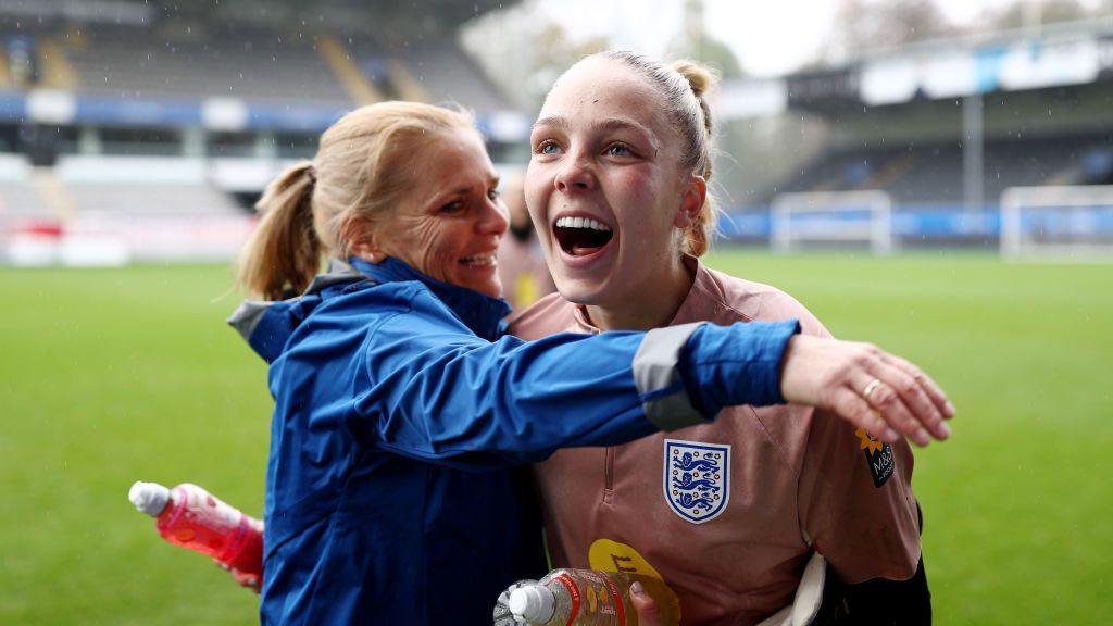 Ellie Roebuck laughing with coach Sarina Wiegman