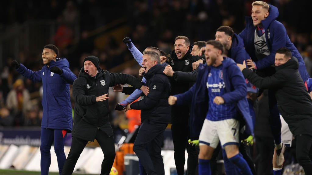 Kieran McKenna and the Ipswich players celebrate Jack Taylor's 94th-minute winner against Wolves