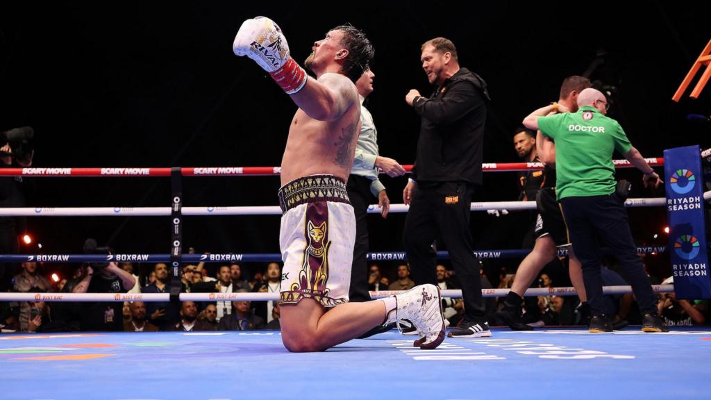Oleksandr Usyk on his knees celebrating