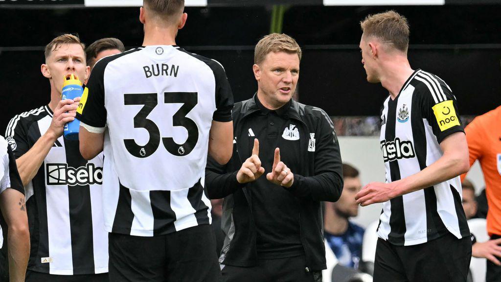 Eddie Howe talks to his Newcastle players