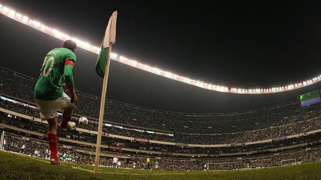 Cuauhtemoc Blanco takes a corner in front of a huge crowd at Estadio Azteca during a Mexico match