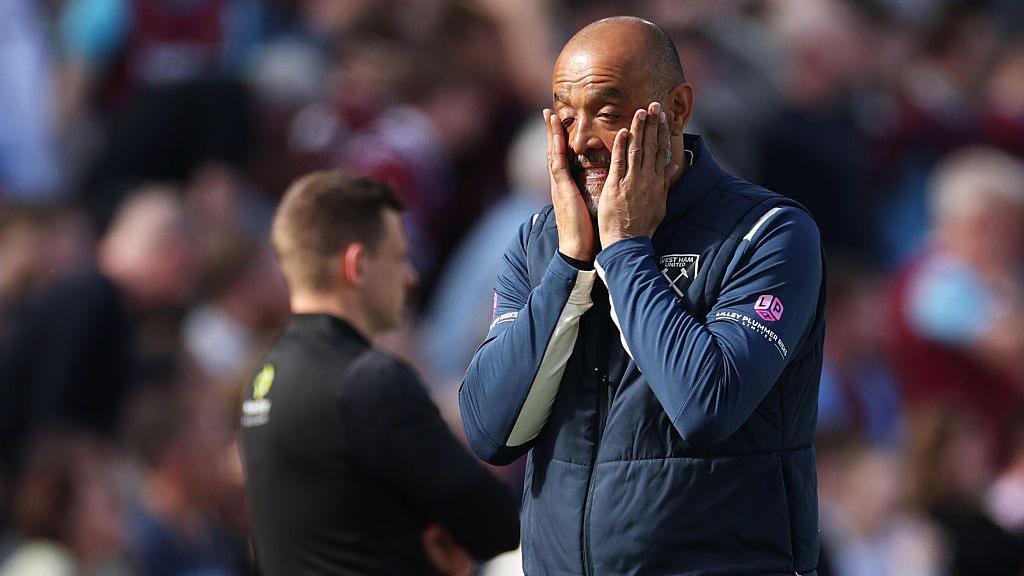 Nuno Espirito Santo reacts during the Premier League match between West Ham United and Everton 