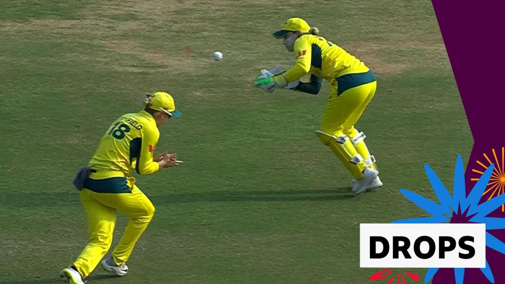 Australia waste 'simple' opportunities with multiple drops behind the stumps