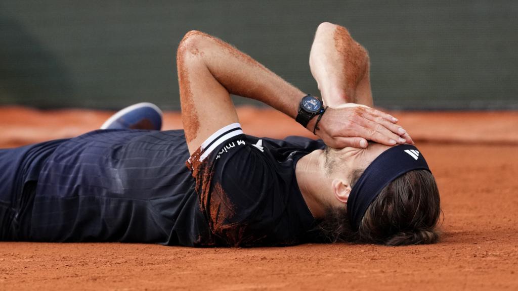 Alexander Zverev falls to the floor
