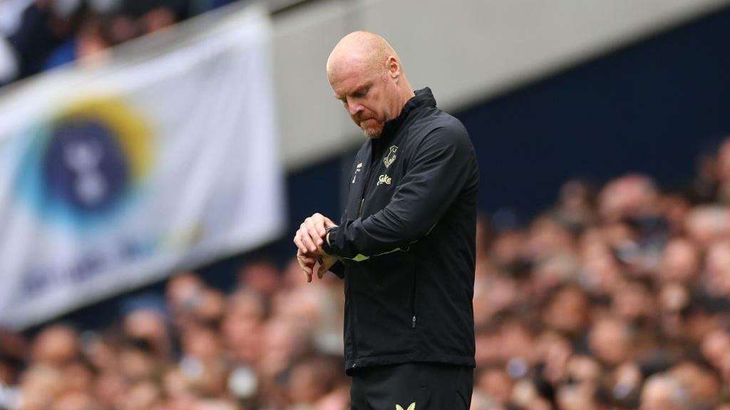 Sean Dyche, Manager of Everton checks his watch during the Premier League match between Tottenham Hotspur FC and Everton FC at Tottenham Hotspur Stadium