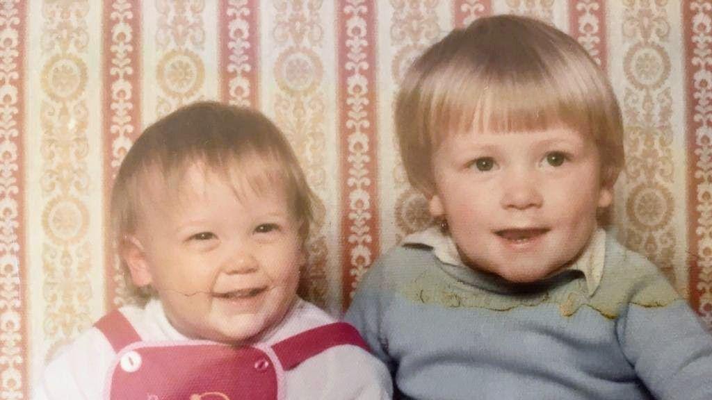 Darren Millar a'i frawd Paul yn blant bach