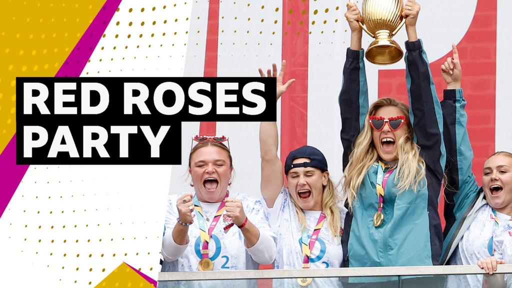 'The moment you've all been waiting for' - Red Roses show off World Cup trophy