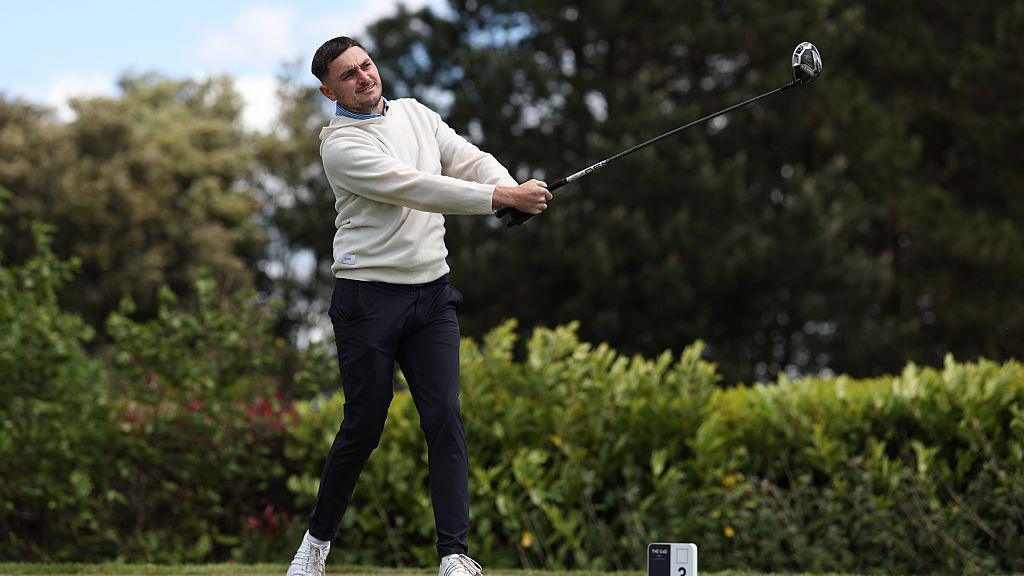 Dylan Baines yn ymarfer ar gwrs y Roman Road yn y Celtic Manor